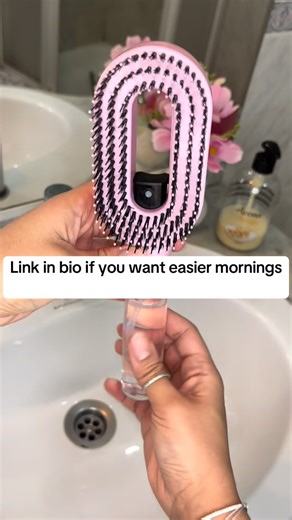 FLEXGUARD on Instagram: "✨ On sale and also available in pink! 💕 We use this brush every single day. It makes everything so much easier because I was always losing my spray bottle 😅 My kids thought it was a toy 🙈 👉 Perfect for getting the kids ready when you’re in a rush. Such a mom must-have 💯 💬 Comment “BRUSH” and I’ll send you the link 🔗✨ #amazonfinds #momlife #mommusthave"