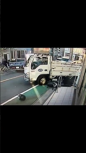 え！？行っちゃうの！？停めたバイクを当て逃げされる瞬間 #ドライブレコーダー #ドラレコ #事故 #危険運転 #当て逃げ #車載動画