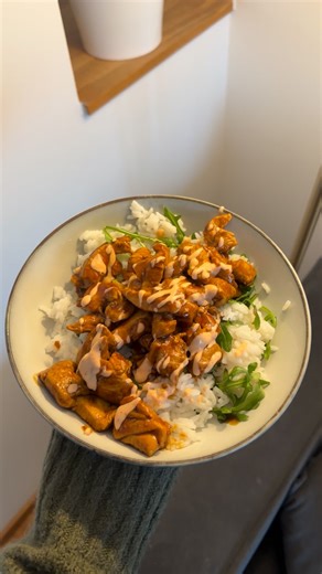 Johanna Älvedal on Instagram: "Kyckling teriyaki 🍗🌶️🍚 Matlådor på 20 minuter? JA TACK Ingredienser - Kyckling - Ris - Santa Maria teriyaki sås Sås - Citronsaft - Majonnäs - Sriracha Chilisås Följ @johannaalvedal för fler recept Behöver du hjälp med kosten? Skicka en in ansökan via länken i min bio❤️"