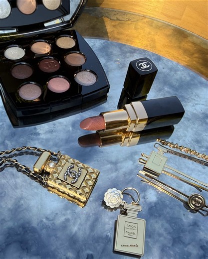 A first look at Chanel’s viral Coco Mademoiselle collection 🤎 The New Smoky palette paired with Rouge Coco in Crush… the try-on is coming tomorrow. ✨ simply effortless. @chanel.beauty #chanelbeauty #chanelles9ombres #cocomademoiselle #chanelrougecoco #chanelmakeup