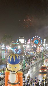 Celebrate Christmas Across America 🎅🏽🌟 at this year's McAllen Holiday Parade presented by H-E-B & powered by Bert Ogden IS ALMOST HERE! Join over 265,000 visitors at the Official South Pole of TX. Parade Date: Sat., Dec. 6, 2025 | 6pm 🤩 Hosted by Michael Irvin & Julian Gil plus special guests including: Danny Trejo, Jake Ferguson, The Cavindar Twins, Leon Lett, Tony Hill, Raul Brindis, Ronald McDonald & Friends! 🙌NEW Christmas Across America themed floats! 💫 Opening Extravaganza Fireworks!