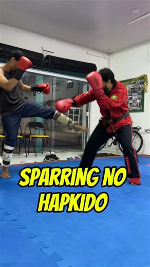 Sparring no Hapkido é aprendizado na prática. Mais do que trocar golpes, o sparring desenvolve tempo de reação, controle emocional, leitura do adversário e tomada de decisão. É no treino realista que a técnica ganha sentido, a confiança cresce e o praticante aprende a se adaptar a diferentes situações. Sempre com respeito e segurança. No Hapkido, o sparring não é sobre força, é sobre controle, estratégia e eficiência. Treinar assim é evoluir de verdade. | Associação Eric Melo de Taekwondo