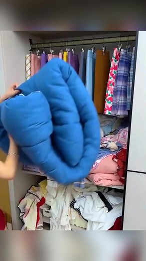 📦 Maximisez votre espace, minimisez votre stress ! Découvrez le Sac de Compression Ultime - SpaceMaster™ et transformez votre maison en un havre d’ordre. ✅ Compression Double Couche : Réduisez l’encombrement de votre garde-robe ou de vos couettes volumineuses en un clin d’œil. ✅ Protection Imbattable : Fabriqué en tissu sergé imperméable et anti-poussière, il garde vos affaires à l'abri de l’humidité, des mites et de la saleté. ✅ Votre Allié de Voyage : Compact, facile à plier et à transporter,