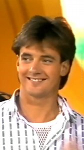𝗗𝗲 𝗦𝗼𝘂𝗻𝗱-𝗠𝗶𝘅𝗲𝗿-𝗧𝗩-𝗧𝗲𝘀𝘁 Op 17 november 1985 – vandaag 40 jaar geleden – presenteert Henny Huisman de eerste aflevering van ‘De Soundmixshow’. – Producent Joop van den Ende ziet Henny Huisman eind 1982 voor het eerst aan het werk in het AZ-stadion in Alkmaar. De latere televisiepresentator probeert dan zelf al enige tijd om de omroepen zover te krijgen om zijn ‘Playbackshow’, waarmee hij veel succes heeft in discotheken, naar de televisie te brengen. De wedstrijd waarin bekende a