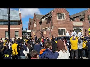 Michigan Basketball celebrates National Championship with parade through Ann Arbor