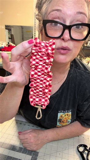 Got 30 min? You can make an elastic ruffled wristlet! Let’s do it. #amazonsewingsupplies #easysewingproject #beginnersewingproject #diywristlet #diykeychain