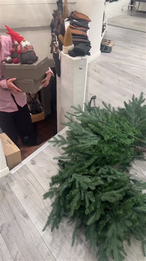 Julen er flyttet ind hos Unik sko! 😍🎄🧑🏼‍🎄 i dag har vi nemlig været i rigtig “pynte op” humør! Og det er SÅ skønt! Glæder I jer lige så meget til julehygge som vi gør? ❤️🎄🎄🧑🏼‍🎄 OG så har vi selvfølgelig også gjort klar til vores fødselsdagsfest, som ALLEREDE NU er i fuld gang! 🇩🇰🇩🇰🎉🎊 du kan nemlig allerede nu spare -20% på næsten alle varer online, og det samme gælder i butikken i morgen og lørdag 👏🏼🔥🎉🎊 VI SES! www.unik-sko.dk | UNIK