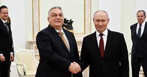 Putin přijal Orbána v Kremlu: Pochválil ho za názor na Ukrajinu, mírovou schůzku v Budapešti nevyloučil