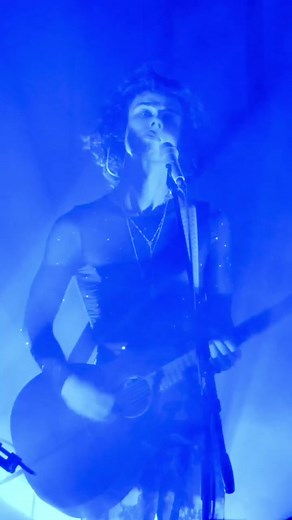 Acoustic Guitar Live Performance with Atmospheric Lighting