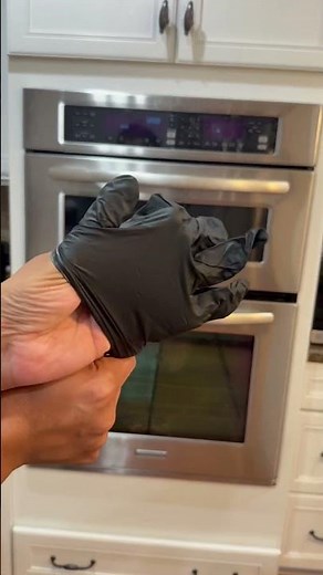 Easy way to wear rubber gloves #instakitchen #lifehack #cleaning #kitchentips #chef #tips #idea #diy