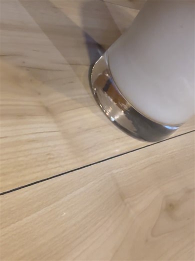 もりもりパスタ on Instagram: "🔥新神戸駅から出発前に寄りたいカフェを知りたい人は必見！🔥 今回は、新神戸駅近くにお店を構える「エスタシオンカフェ 新神戸」に伺いました！😊 こちらのお店は、新幹線の新神戸駅構内に構える旅の出発前に寄れるカフェで、レインフォレスト・アライアンス認証農場産の豆を使用した店内ドリップ&焙煎しているコーヒーを味わえる品質にも拘っているのがポイントのお店です！😆 ▼蒜山ジャージーカフェラテ(760円税込) こちらは、岡山県真庭市に位置する広大な牧草地を有する蒜山で飼育されるジャージー牛から摂れた、脂肪率5.0%の高濃度とβカロテンを摂取した高栄養素を含んだ牛乳を使用した一杯です！🌟 コーヒー豆は、挽きたてのドリップした香りと酸味を抑えたスッキリした飲み口が特徴的なコクが感じられる仕上がりになっていました！✨ 予定の合間でのホッとしたい時にも利用できたので、拘りの美味しいドリンクを飲むことが出来て良かったです！☕️ 目玉焼き粗挽きハンバーグ(1,240円税込)やふんわりタ