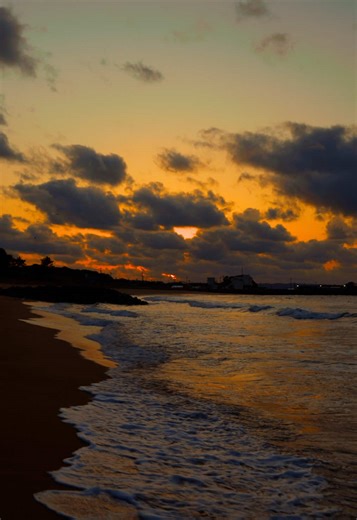 糸島の海岸に立ち寄ったら夕陽が最高だった🌇 【二丈福井海岸】 📍 福岡県糸島市二丈福井3724ｰ1 福ふくの里へ菜の花の撮影に行きましたが真向かいにある海岸です！福ふくの里から徒歩2分！！とても広くて雰囲気ある海岸 福ふくの里へ菜の花の撮影に行った際、すぐ目の前の海岸へ。 徒歩わずか2分で、視界いっぱいに広がる絶景が待っていました！ 広々とした砂浜と落ち着いた雰囲気が最高で、ポートレートや動画撮影にも最高のロケーション。菜の花と夕陽、セットで訪れるのがおすすめです！ Caught the most breathtaking sunset at Nijofukui Beach. 🌇 Just a 2-minute walk from the famous Nanohana (canola flower) fields at Fukufuku-no-sato. The wide, open shore and the golden light made it a perfect spot for shooting. If you're visiting Itoshima, don't