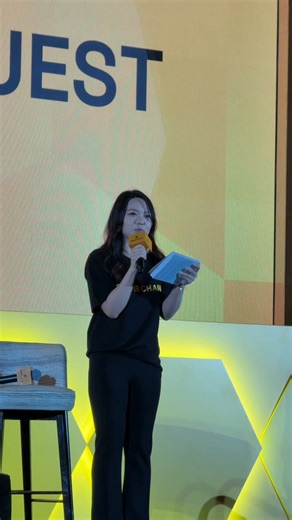 Hii 朋友们！很开心和大家分享——我加入了 @BNBChain 团队，负责华语区 KOL 与 PR 板块 🎉非常感谢一姐 @heyibinance 在 BNB Chain Super Meetup 给予这次舞台机会，特别荣幸能以主持人身份参与其中。去年4月香港我还是台下观众，5月迪拜还是那个因为能和一姐合影而激动半天的小小从业者 😂 但那时候，心里某个东西确实被点燃了——没想到一年后，自己也成为了这个大团队的一份子。这更让我相信，这个舞台属于每一位有勇气的人。发自内心感谢 @cydeologie，从面试起就给了我十足的能量。简洁、精准、正反馈，在我偶尔胆怯的时候，她掷地有声地告诉我："Sandy，我觉得你行的。" 我始终相信吸引力法则，也很感恩能遇到一位这样能力超强又极具人格魅力的 Leader。同时也非常感谢 @nina_rong 的认可与鼓励——让我感受到这个舞台有足够大的空间去学习和成长，无论是从身边优秀的伙伴身上，还是从 BNB Chain 的战略格局里，都在不断拓宽自己的眼界与认知。加入虽月余，但和伙伴们的羁绊已不浅。很期待和大家一起，坚定向前，走得更远。这次线下，有人