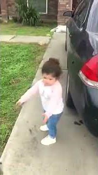 Devastated Toddler Loses Balloon in Wind - 985654
