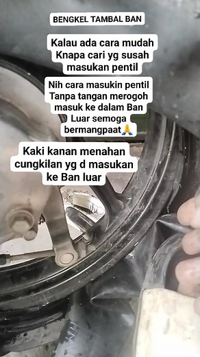 Tutorial memasukan pentil dengan mudah tanpa tangan merogoh ke dalam Ban luar cukup gunakan cungkilan dan kaki untuk menahan #edukasi #memasukanpentil #monetisasikonten #contencreator #tambalbanbengkel #tanparogohtangankedalam | Cece Suherlan
