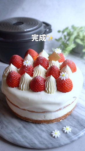 万能選手「無水鍋」でショートケーキも作れるって知ってた？/ お料理にパンにお菓子と毎日大活躍の無水鍋。 なんとしっとりふわふわのスポンジケーキも焼けちゃうんです🙌 お家にオーブンがない方も、今年のクリスマスは手作りケーキにしませんか？😊 レシピ 👉https://recipe.cotta.jp/recipe.php?recipeid=00013056 レシピ：vivianさん 動画：ayuさん | cotta