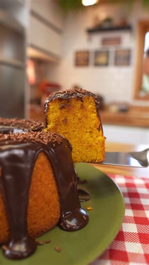 Ingredientes: 2 cenouras médias 2 xícaras de farinha de trigo 2 xícaras de açúcar 1 xícara de óleo 1 colher de sopa de fermento em pó 4 ovos Cobertura: 1 caixinha de leite condensado 2 e 1/2 colheres de sopa de chocolate 50% 1 colher de sopa de manteiga 1 caixinha de creme de leite #bolos #receitas | Receitas de Pai