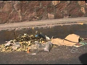 Basura en acera del estadio Francisco Villa