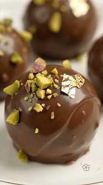 These Chocolate Cake Pops are pure chocolate heaven! 🍫🤎✨ #easyrecipe #chocolate