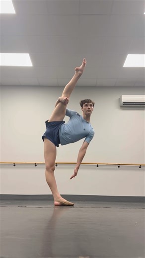 Fall season stretching!! 🍂🍁 #acrobatic #dancer #split #contortion ​⁠‪@AcrobaticArts‬ #ballet