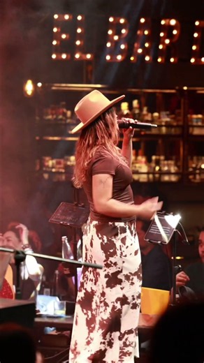 200 Copas de Karol G, versión Grupo Trilogía