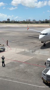 763K views · 42K reactions | Veja como estacionamos um Boeing 737. #mamaepiloto #pilotodeboeing #pilotodeaviao #avgeeks #medodevoar #tatipiloto | Tati Pedroso Mônico | Facebook