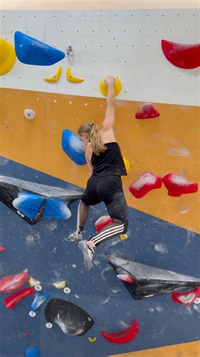 Yellow overhang with big moves 😎💪