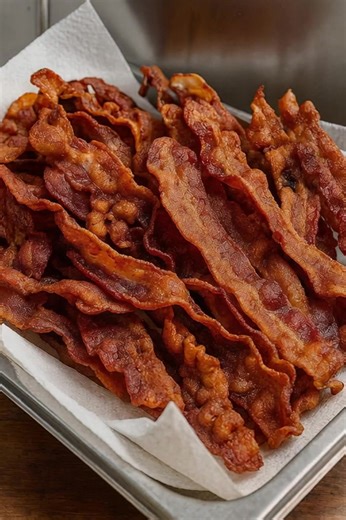 This is THE secret to the crunchiest, crispiest, and tastiest bacon ever!! Just use this ingredient to season the bacon, and you'll never go back to ordinary bacon. It also helps the bacon keep its shape. 😋 I learned this from my neighbor, who is a chef! | Recipes For Dinner