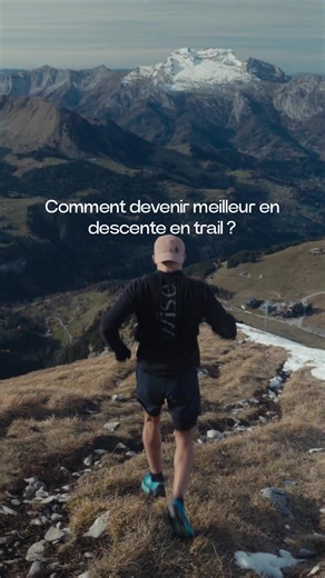 Comment devenir meilleur en descente en trail ? La descente ne s’improvise pas. Elle se travaille. Pour progresser : • descends souvent, pas seulement en course 🔽 • commence lentement, puis accélère progressivement • travaille ta cadence plutôt que l’amplitude • relâche le haut du corps, bras libres • regarde loin devant, pas tes pieds Ajoute aussi : • du renforcement excentrique (quadriceps, mollets) 💪 • des descentes en fin de séance, quand les jambes sont déjà fatiguées La descente, ce n’es
