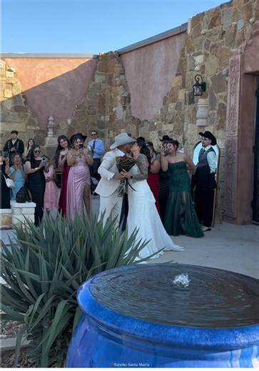 ✨ Un momento que nadie olvidará ✨ Eduardo sorprendió a Megan el día de su boda de la manera más romántica… llegó montado a caballo y con un hermoso ramo de rosas en sus manos 🌹🐎 Un detalle lleno de amor, tradición y emoción que hizo latir más fuerte cada corazón presente. 💍🤍 📲(512)632-0542 📍291 St Mary’s Rd Rosanky TX 78953 #fyp #novios #boda #voyaconquistarte #rosas