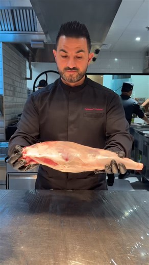 ‎Mohamad Chabchoul محمد شبشول‎ on Instagram‎: "فخذ غنم مشوي مع رز البخاري … صدقوني من الوصفات الخطيرة …. تبيلة فخذ الخروف (٤–٥ كغ) اخلط الزبادي 250غ، الثوم 10 فص، بصلة مبشورة، كمون 2 م.ص، كزبرة 2 م.ص، بابريكا مدخنة 1.5 م.ص، قرفة ½ م.ص، بهار ½ م.ص، فلفل 2 م.ص، ملح 24غ، عصير ليمون 2 م.ك، معجون طماطم 80غ، صوص تشيلي حلو 80غ، زيت 180مل. افرك اللحم، اتركه 24 ساعة ثم اشوه على حرارة 170 أرز بخاري قلّب بصل 160غ، جزر 110غ، ثوم 6غ. أضف دجاجة 1.2–1.4كغ مع كمون 6غ، ملح 5غ، فلفل 1غ، ورق غار 2، هيل 2، قرنفل 2.