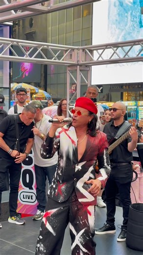 Primera vez cantando en Vivo, Cora Roto y qué felicidad hacerlo en la ciudad de que vio nacer, en Pleno Times Square compartiendo con todas mis multitudes el lanzamiento de #POETAHERIO 🏹💿 Gracias @arcangel por hacer parte de esta obra de la cual fuiste poeta, que viva puerto Rico y la República Dominicana 🇵🇷🇩🇴 | Elvis Crespo