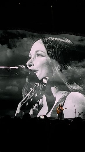 Merry Go ‘Round @kaceymusgraves 🩷 at Capital One Arena 🌈 #kaceymusgraves #merrygoround #fyp #country #goldenhour