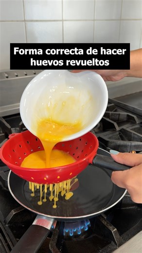 La forma correcta de hacer un huevo revuelto | Badabun