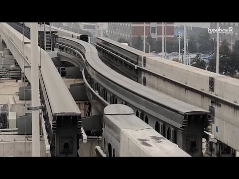 how does monorail rail track work