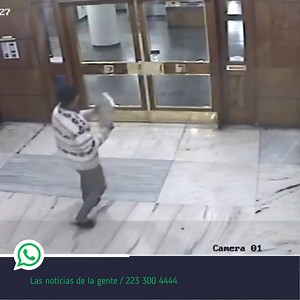 5.1K views · 43 reactions | UNA ESCENA DE TERROR Este fin de semana, un delincuente rompió con una baldosa el vidrio de la puerta de un edificio ubicado en Córdoba y San Martín, pleno centro de la ciudad, ingresó quitando con las manos los vidrios rotos , robó un celular y una notebook y apuñaló al encargado, quien afortunadamente se encuentra fuera de peligro. | Canal 10 Mar del Plata | Facebook