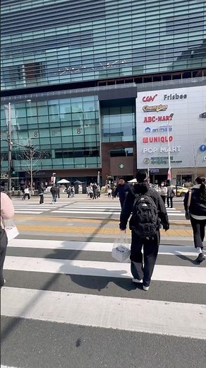 부산 서면 삼정타워 방면으로 횡단보도 건너는 풍경.