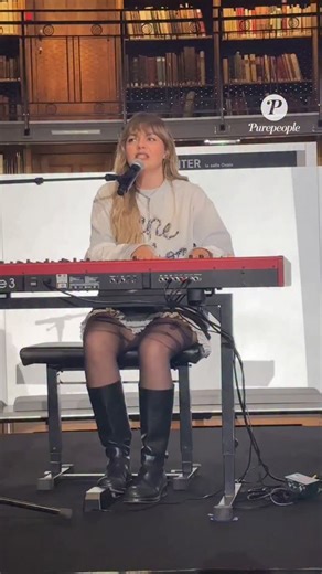 Louane interprète son titre Secret au Gala Make a Wish à Paris. #louane #instamusic music #concert #abacapress | Purepeople.com