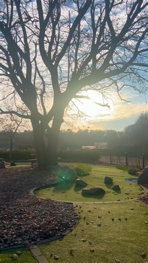 ✨ Der Erlebnispark Plötzky, 364 Tage im Jahr geöffnet, heißt dich das ganze Jahr über willkommen – egal ob für einen spontanen Tagesausflug, ein Familienabenteuer oder einfach eine kleine Auszeit vom Alltag. Hier wartet Natur, Spaß und Entspannung in einer warmen, einladenden Atmosphäre auf dich 🌲💛. Im Restaurant „Am Kleinen Waldsee“ genießt du das liebevoll gestaltete Waldsee Scheunen Buffet 🍽️ – perfekt, um sich zu stärken und den Blick über den idyllischen See schweifen zu lassen. Gleich d