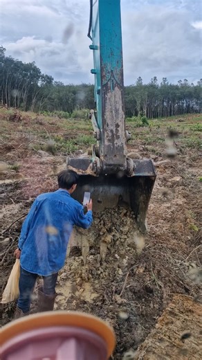 1.7K views · 4 comments | Clearing the Land: Excavator on a Muddy Job Site #Excavator #LandClearing #ConstructionSite #HeavyMachinery #EarthMoving #Deforestation #ExcavationWork #RootRemoval #SitePreparation #MachineInAction | BungKeng Excavator | Facebook