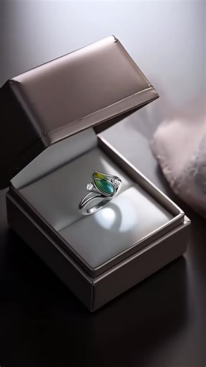 Vintage Mood Ring: 925 Silver with Color Change Stone