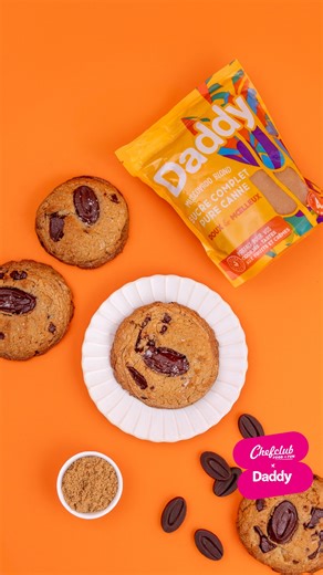 634 reactions · 155 shares | Le cookie parfait pour l'automne et se faire plaisir ! Daddy exalte la recette classique avec son Muscovado Blond, un sucre complet et non raffiné issu du savoir-faire mauricien, qui apporte un moelleux incomparable. Accompagné de gros morceaux de chocolat et d’une pincée de fleur de sel, ces cookies sont la pause gourmande idéale. Venez découvrir ces cookies lors de notre pop-up inédit du 9 au 12 octobre au 52 rue Charlot ✨ | Chefclub | Facebook