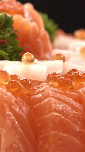 Top 5 foods that Reverse Fatty Liver Disease #reels #reels #foodsforfattyliver #fattyliverdiet Top foods for fatty liver recovery include leafy greens, fatty fish, garlic, turmeric, and berries. Leafy greens like spinach and kale help detoxify the liver. Fatty fish such as salmon provide omega-3s that reduce inflammation. Garlic activates liver enzymes and supports cleansing. Turmeric contains curcumin, which protects liver cells. Berries are rich in antioxidants that combat oxidative stress. Co