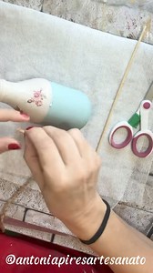 36K views · 811 reactions | NÃO CONSEGUI jogar fora essas garrafas Usei três garrafas , fita crepe e batedor de espuma da Grid Brasil; rami 2mm HalleyFitas; tinta chalck restauro antique bege e agave , cola gel para Decoupagem @fullcolor. #art #artesanato #artesanatocriativo | Antonia Pires Artesanato | Facebook