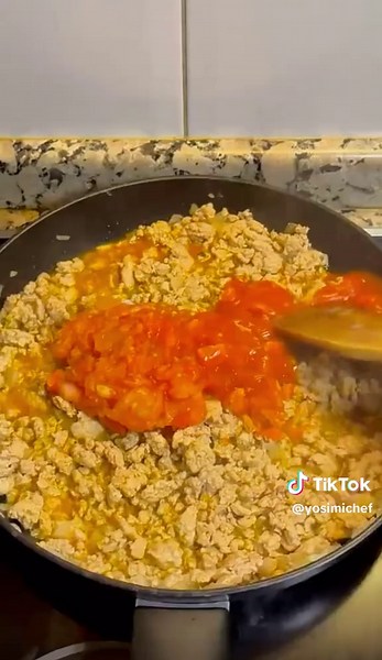 Pastel de Repollo y Carne 🤩 Receta Espectacular 👌 #recetas #viral #pastel #cocinaconsabor #tiktokfood Pastel de Repollo y Carne molida Ingredientes 🛒 8 porciones Para el Repollo ✅ 1kg Repollo 🥬 ✅ media cebolla 🧅 ✅ 2 tomates frescos / tomate latas 🥫 ✅ 1 cdta de sal ✅ 1 cdta de pimienta ✅ 1 cdta de pimentón ✅ 1 vaso de agua 🫗 ✅ 1 cdta de tomillo ✅ un manojo de eneldo ✅ 1 cucharada de manteca de cerdo Para Relleno de Carne ✅ 500 g Carne Cerdo Molida ✅ media cebolla 🧅 ✅ 150 g arroz ✅ 2 tomat