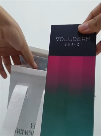 ✨ Resultados que hablan por sí solos ✨ Nuestra clienta, una profesional de la salud, confió en **Voluderm** —la densidad más alta para una armonización facial con definición y soporte excepcionales. 💉 En su propio rostro, mostró cómo la mandíbula puede transformarse con precisión, firmeza y naturalidad. Porque cuando la ciencia se une con la técnica, los resultados **no se disimulan, se admiran**. 👉 Profesionales como tú eligen calidad, seguridad y resultados reales. 🔗 www.renewmedstore.com #