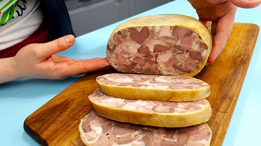 Reteta de toba de porc traditionala facuta in casa. Ingrediente: O jumatate de cap de porc (3 kg) Un rasol de porc (6-700 g) O ureche Un picior de porc Organe de porc, dintre care eu folosesc intodeauna: O bucata de inima, 3 bucati de limba Un stomac de porc desarat in apa calduta 2-3 foi de dafin 6-7 boabe de ienibahar O ceapa mica 10 catei mici de usturoi Sare Piper negru macinat Sare grunjoasa sau malai pentru curatat stomacul de porc Zeama de la o lamaie sau cateva linguri de otet, tot pentr