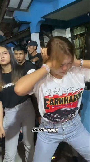 Cewek cantik kesurupan sampe menutup full telinganya