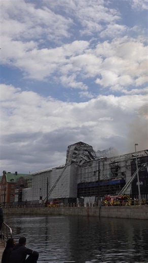 A fire rips through Copenhagen’s Old Stock Exchange, one of the Danish capital’s most famous landmarks, engulfing its spire and sending a large part crashing to the ground in a scene reminiscent of the 2019 blaze at Paris’ Notre-Dame Cathedral. Emergency services, employees from the Danish Chamber of Commerce, including its CEO Brian Mikkelsen, and even passers-by were seen carrying large paintings away from the building in a race to save historic artifacts from the flames. Denmark’s National Mu