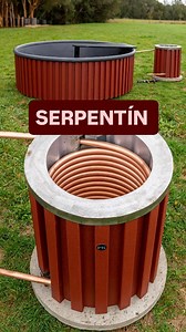 Calentar agua en una tina usando un serpentín de cobre es un método efectivo, ya que el cobre es un excelente conductor de calor. Al hacer circular el agua a través del serpentín que está expuesto a una fuente de calor (como una fogata o un calentador), el agua se calienta y luego regresa a la tina, elevando la temperatura general del agua en la tina. Derechos . Alquimia.divina Namaskar | ARQUITECTURA SOSTENIBLE | ALVARO RAMIREZ